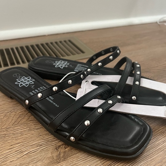 NWT Serra Black Sandals with Silver Accents - Picture 2 of 6